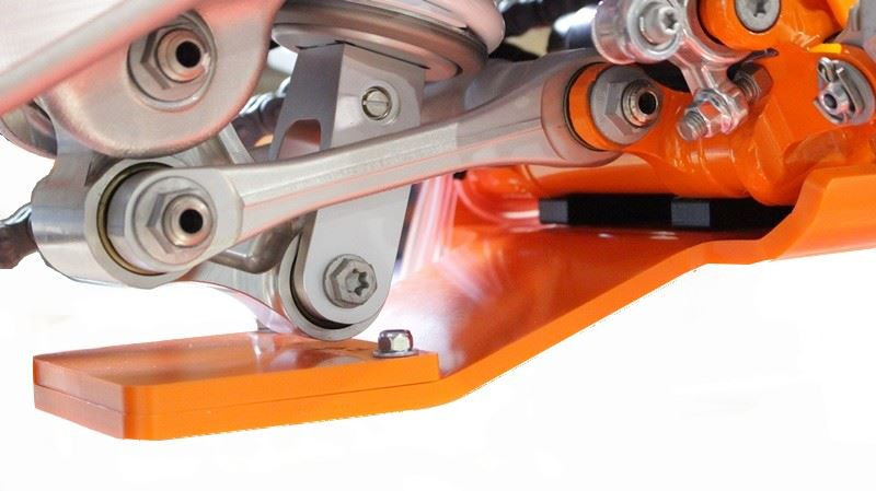 Vue rapprochée de la protection de biellette du sabot orange en plastique PEHD pour KTM 250 - 300 2T