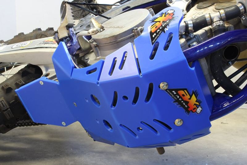 Vue du dessous du sabot bleu en plastique PEHD avec protection de biellette pour Sherco SER250F - SER300F