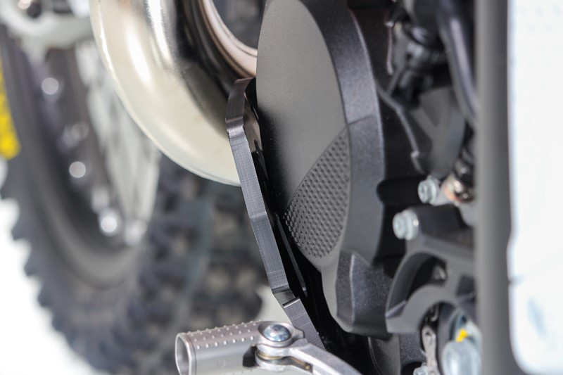 Vue rapprochée de la protection du carter gauche pour KTM 250EXC et 300EXC