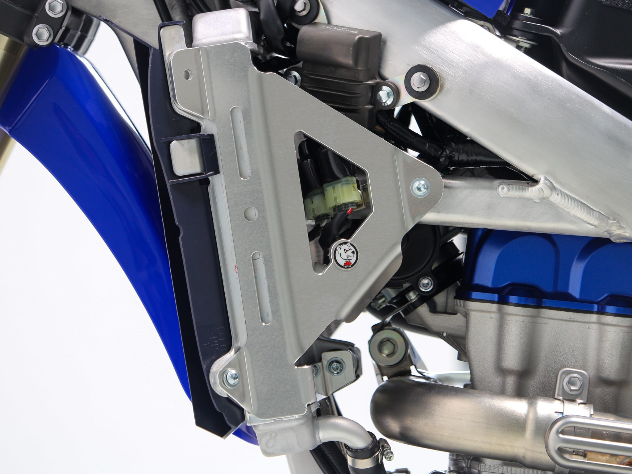 Side view of the radiator braces in aluminum for Yamaha YZ250F et YZ450F