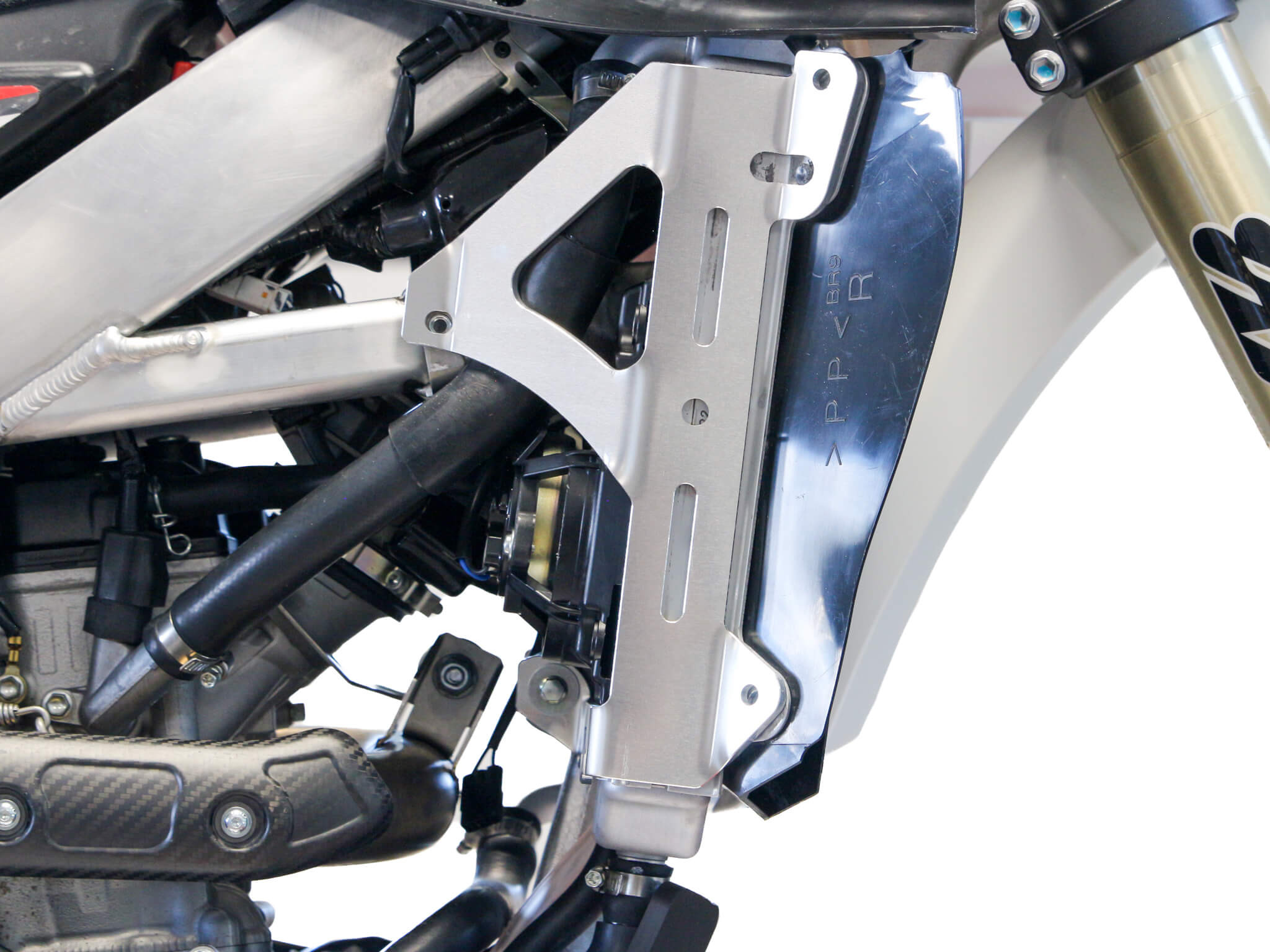 Side view of the radiator braces in aluminum for Yamaha and Fantic